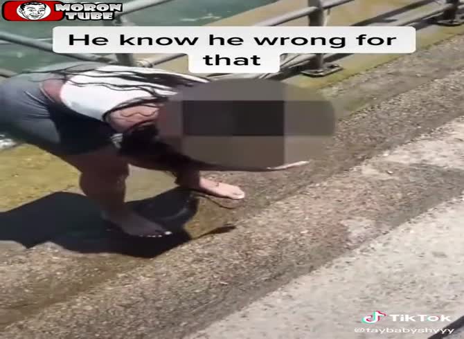 Video :You'll make it! After tossing his lover into the water, he chuckles and taunts her